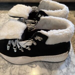 New without box never worn Sorel Black and White Fur-Lined Footwear